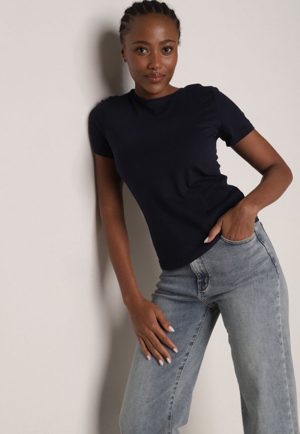 Born2be - Granatowy Bawełniany T-shirt w Klasycznym Stylu Nedila. Kolor: niebieski. Materiał: bawełna. Długość: długie. Styl: klasyczny