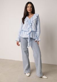 Born2be - Niebieska Bawełniana Bluzka w Romantycznym Stylu z Falbankami i Wiązaniem Cezarina. Okazja: na co dzień, na spotkanie biznesowe, do pracy. Typ kołnierza: kołnierz z falbankami. Kolor: niebieski. Materiał: bawełna. Styl: casual, biznesowy, elegancki #4