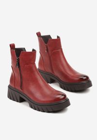 Born2be - Czerwone Botki do Kostki na Tłoczonej Podeszwie Zdobione Suwakiem Vodvire. Okazja: na co dzień. Kolor: czerwony. Materiał: jeans. Wzór: aplikacja. Styl: klasyczny, casual, elegancki #7