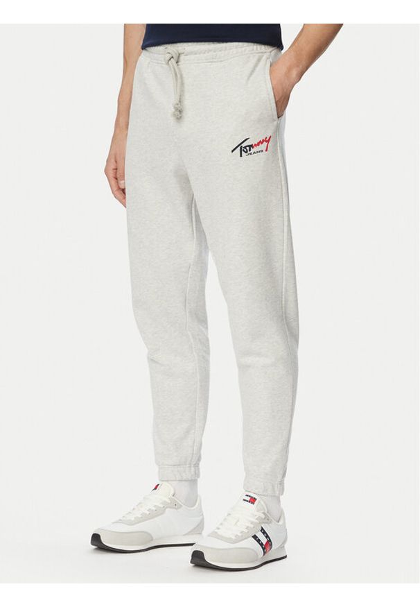 Tommy Jeans Spodnie dresowe DM0DM23903 Szary jasny Regular Fit. Kolor: szary. Materiał: bawełna