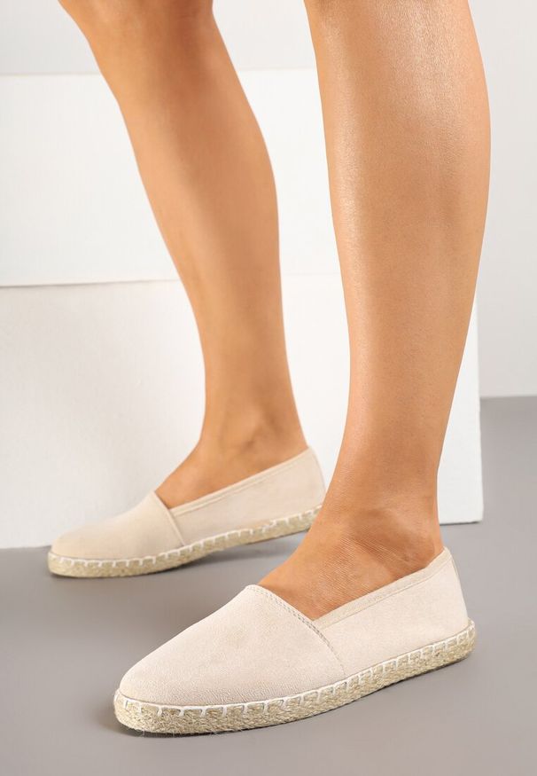 Renee - Beżowe Espadryle Vices na Podeszwie Zdobionej Plecionką Sesoriela. Okazja: na randkę, na co dzień. Kolor: beżowy. Materiał: jeans. Wzór: aplikacja. Sezon: lato, wiosna. Styl: casual