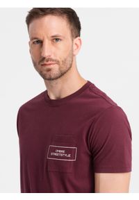 Ombre Clothing - Męski t-shirt bawełniany z nadrukiem na kieszonce Ombre Streetstyle – bordowy V3 OM-TSCT-0108 - XXL. Okazja: na co dzień. Kolor: czerwony. Materiał: bawełna. Wzór: nadruk. Styl: casual, klasyczny, elegancki