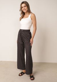 Born2be - Czarne Spodnie Casual w Groszki z Szerokimi Nogawkami i Wysokim Stanem Soleano. Okazja: na co dzień. Stan: podwyższony. Kolekcja: plus size. Kolor: czarny. Materiał: koronka. Długość: długie. Wzór: grochy. Styl: casual #8