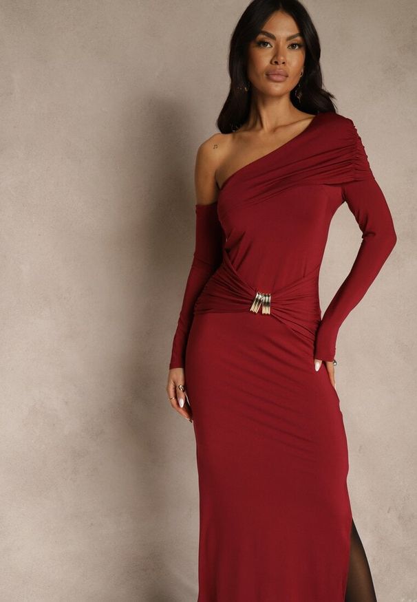 Renee - Bordowa Sukienka z Wiskozą Aplikacją Marszczeniem i Wywiniętym Dekoltem Reilenna. Kolor: czerwony. Materiał: wiskoza. Wzór: aplikacja