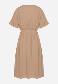 Born2be - Ciemnobeżowa Bawełniana Sukienka o Rozkloszowanym Fasonie Liranelle. Okazja: na co dzień. Typ kołnierza: dekolt w kształcie V. Kolor: beżowy. Materiał: bawełna. Długość rękawa: krótki rękaw. Sezon: lato. Typ sukienki: rozkloszowane. Styl: elegancki, casual #6