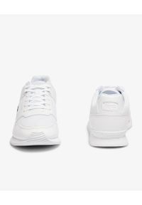 Lacoste - LACOSTE - Białe sneakersy z haftowanym logo PARTNER PISTE. Kolor: biały. Materiał: jeans, poliester. Wzór: haft #3