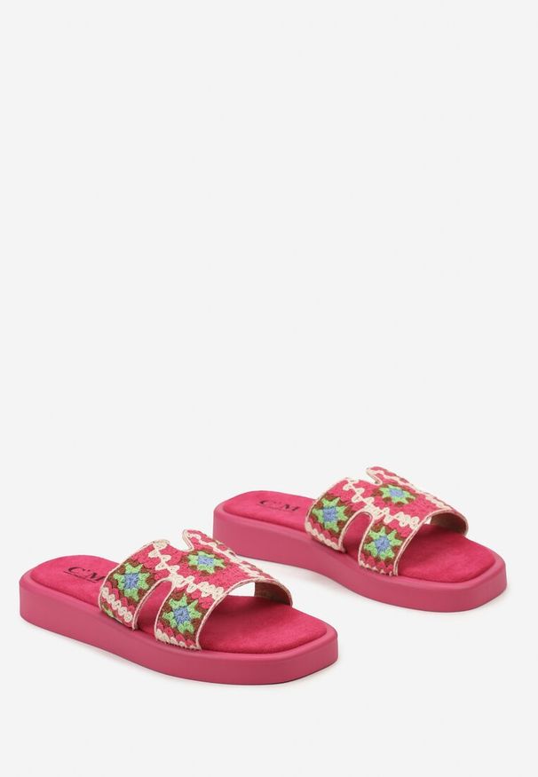 Renee - Fuksjowe Klapki Ozdobione Paskiem w Stylu Boho z Wkładką z Ekozamszu Berdabia. Nosek buta: otwarty. Kolor: różowy. Materiał: materiał. Wzór: aplikacja. Sezon: lato. Obcas: na obcasie. Styl: boho. Wysokość obcasa: niski