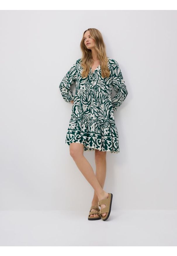 Reserved - Wzorzysta sukienka mini - ciemnozielony. Kolor: zielony. Materiał: wiskoza. Długość: mini