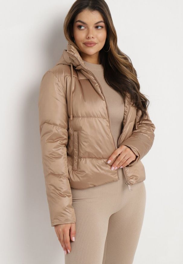 Born2be - Beżowa Pikowana Kurtka z Kapturem i Ściągaczem w Talii Atirim. Typ kołnierza: kaptur. Kolor: beżowy. Styl: elegancki