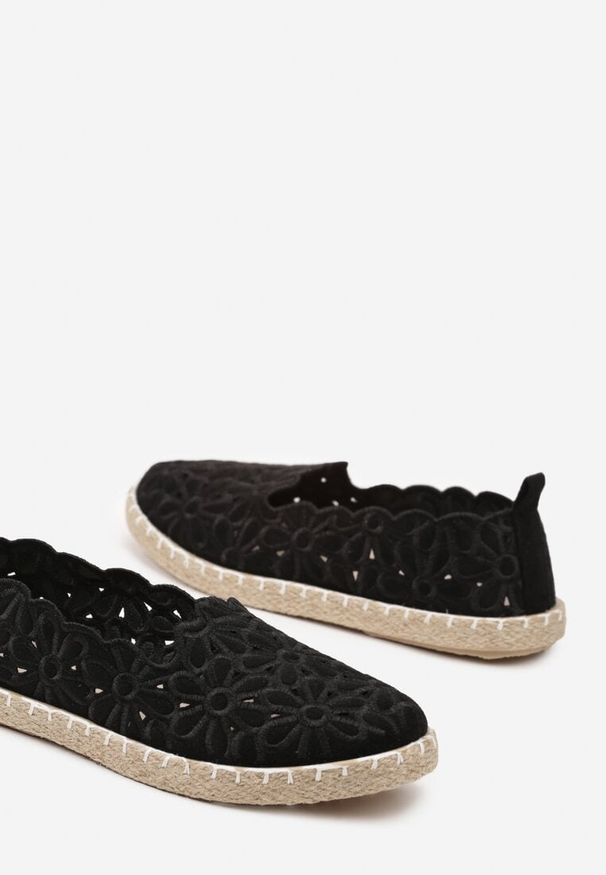 Renee - Czarne Plecione Espadryle Vices z Kwiatowym Motywem z Ażurowymi Wycięciami Honavia. Okazja: na co dzień, na spacer. Kolor: czarny. Materiał: jeans. Wzór: ażurowy, kwiaty. Styl: casual