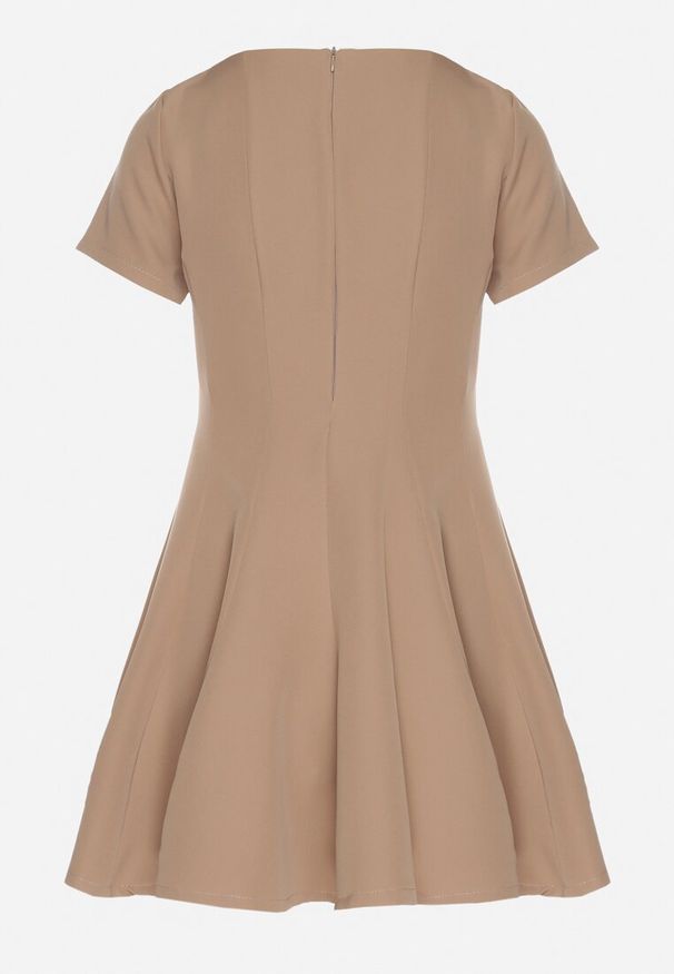 Born2be - Ciemnobeżowa Rozkloszowana Sukienka z Krótkim Rękawem i Ozdobnymi Przeszyciami Meporea. Okazja: na co dzień. Kolor: beżowy. Długość rękawa: krótki rękaw. Styl: klasyczny, casual, elegancki