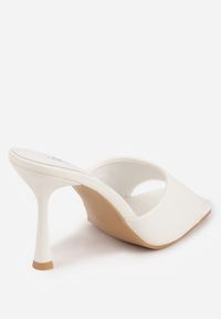 Renee - Białe Klapki na Szpilce Ozdobione Kwadratowym Noskiem Eudanassa. Okazja: na co dzień. Kolor: biały. Materiał: jeans. Wzór: aplikacja. Sezon: lato. Obcas: na szpilce. Styl: casual #5