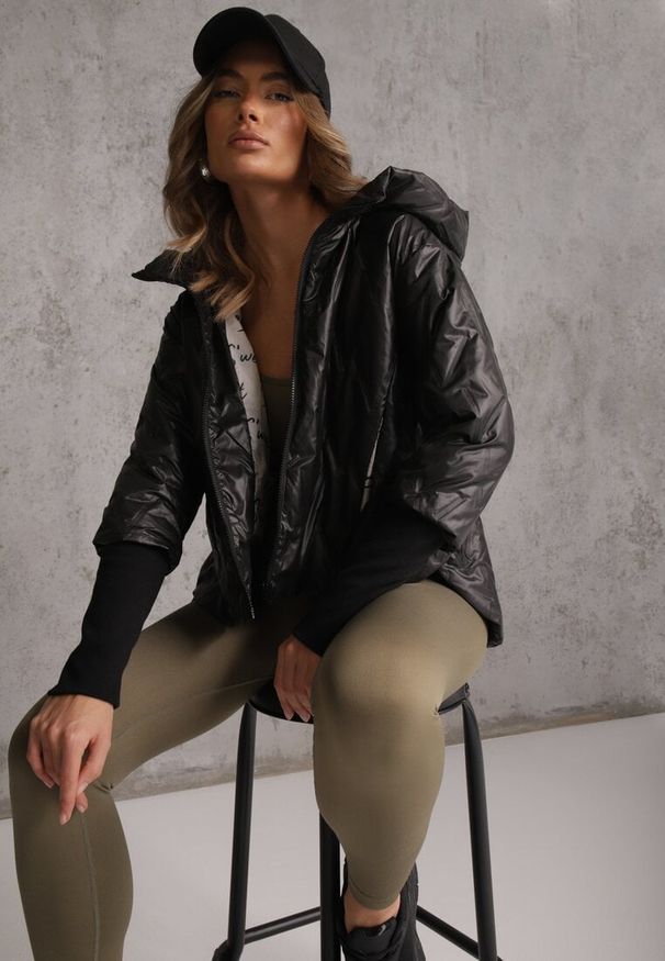 Renee - Czarna Pikowana Kurtka z Kapturem z Materiałem na Rękawach Grigoria. Okazja: na co dzień. Typ kołnierza: kaptur. Kolor: czarny. Materiał: materiał. Długość rękawa: długi rękaw. Styl: casual, elegancki