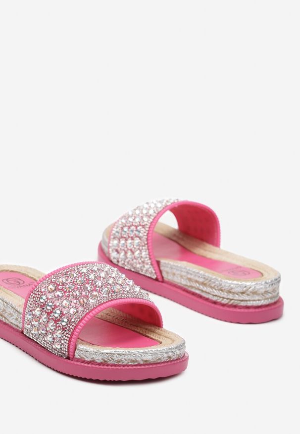Renee - Fuksjowe Klapki z Cyrkoniami na Niskiej Platformie Watria. Okazja: na co dzień. Kolor: różowy. Materiał: len. Sezon: lato. Obcas: na platformie. Styl: glamour, wizytowy, casual