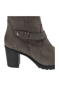 Brązowe Kozaki Pollonus Damskie Stylowe Obuwie. Okazja: na co dzień. Zapięcie: pasek. Kolor: brązowy. Szerokość cholewki: normalna. Wysokość cholewki: przed kolano. Materiał: skóra, nubuk, materiał. Obcas: na obcasie. Styl: elegancki. Wysokość obcasa: średni #4