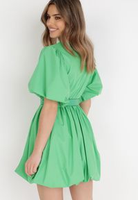 Born2be - Zielona Sukienka z Paskiem Moniphae. Typ kołnierza: dekolt kopertowy. Kolor: zielony. Wzór: gładki, jednolity. Sezon: lato. Typ sukienki: rozkloszowane, kopertowe. Długość: mini #2