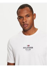 TOMMY HILFIGER - Tommy Hilfiger T-Shirt MW0MW38980 Biały Regular Fit. Kolor: biały. Materiał: bawełna