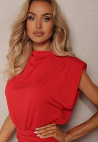 Renee - Czerwona Dopasowana Sukienka Maxi z Rozcięciem i Poduszkami w Ramionach Racbba. Kolor: czerwony. Styl: glamour, elegancki. Długość: maxi #5