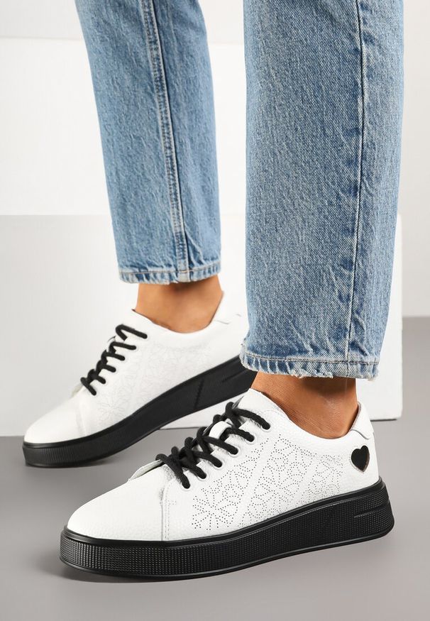 Born2be - Biało-Czarne Sneakersy ze Skórzaną Wkładką Sercem i Cyrkoniami Giraval. Okazja: na co dzień. Kolor: biały. Materiał: skóra. Wzór: aplikacja