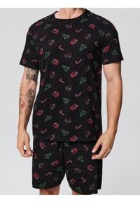 Sinsay - Świąteczna piżama dwuczęściowa z nadrukiem choinek i prezentów - czarny. Kolor: czarny. Materiał: bawełna. Długość: krótkie. Wzór: nadruk #1