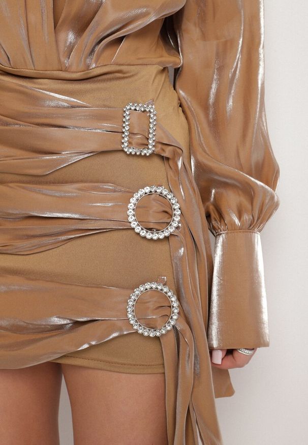 Born2be - Brązowa Sukienka Satynowa z Biżuteryjnymi Klamrami i Drapowaniem Mevaleine. Okazja: na co dzień. Kolor: brązowy. Materiał: satyna. Długość rękawa: długi rękaw. Styl: casual