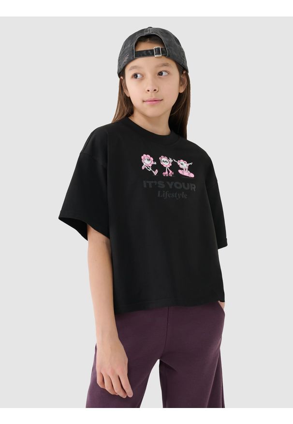 4f - 4F Crop top oversize z nadrukiem dziewczęcy - czarny 140 (9-10 lat). Okazja: na co dzień. Kolor: czarny. Materiał: jersey, dzianina, bawełna. Długość rękawa: krótki rękaw. Długość: krótkie. Wzór: nadruk. Sezon: lato. Styl: casual, sportowy