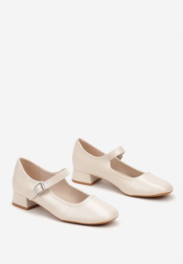 Born2be - Beżowe Eleganckie Czółenka na Niskim Słupku z Paseczkiem i Klamerką Torsina. Nosek buta: okrągły. Zapięcie: sprzączka. Kolor: beżowy. Obcas: na słupku. Styl: elegancki. Wysokość obcasa: niski