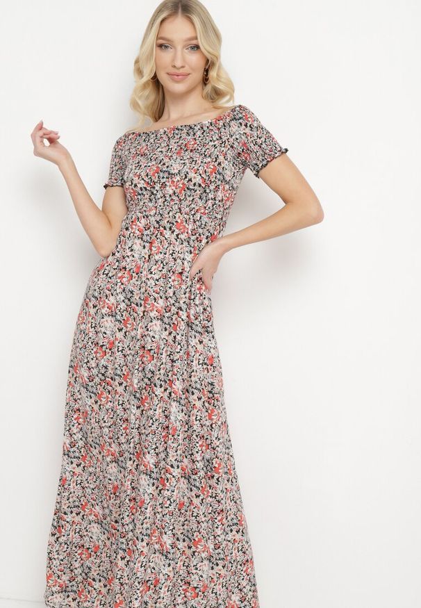 Born2be - Czarno-Beżowa Sukienka Hiszpanka Długa z Bawełny w Kwiatowy Print Mrosa. Typ kołnierza: dekolt hiszpanka. Kolor: czarny. Materiał: bawełna. Wzór: kwiaty, nadruk. Sezon: wiosna, lato. Typ sukienki: z odkrytymi ramionami. Styl: boho, elegancki. Długość: maxi