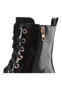 Czarne Botki S.Barski Modne Buty Damskie. Okazja: na co dzień, na spotkanie biznesowe. Zapięcie: sznurówki. Kolor: czarny. Materiał: skóra ekologiczna, lakier. Wzór: kwiaty. Obcas: na obcasie. Styl: casual, rockowy, biznesowy. Wysokość obcasa: średni #7