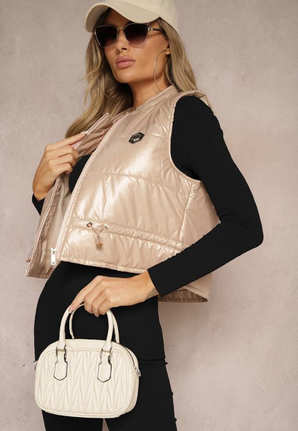 Renee - Beżowa Kamizelka o Krótkim Kroju ze Ściągaczem w Talii i Naszywką Mevannae. Okazja: na spotkanie biznesowe. Kolor: beżowy. Materiał: jeans. Długość: krótkie. Wzór: aplikacja. Styl: elegancki, biznesowy