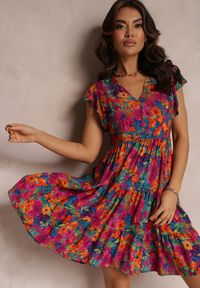 Renee - Fuksjowa Wiskozowa Sukienka Mini z Falbaną Linne. Kolor: różowy. Materiał: wiskoza. Długość rękawa: krótki rękaw. Sezon: lato, wiosna. Długość: mini