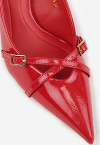 Born2be - Czerwone Lakierowane Czółenka na Kaczuszce z Ozdobnymi Paskami Caloma. Okazja: na co dzień. Zapięcie: pasek. Kolor: czerwony. Materiał: lakier. Obcas: na szpilce. Styl: casual, klasyczny, wizytowy. Wysokość obcasa: niski #8