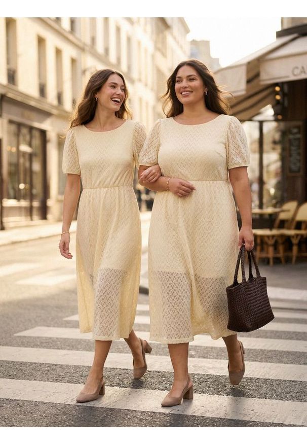 Sinsay - Dzianinowa sukienka midi z ażurowym wzorem i metalizowaną nicią - kremowy. Kolor: kremowy. Materiał: dzianina. Wzór: ażurowy. Długość: midi