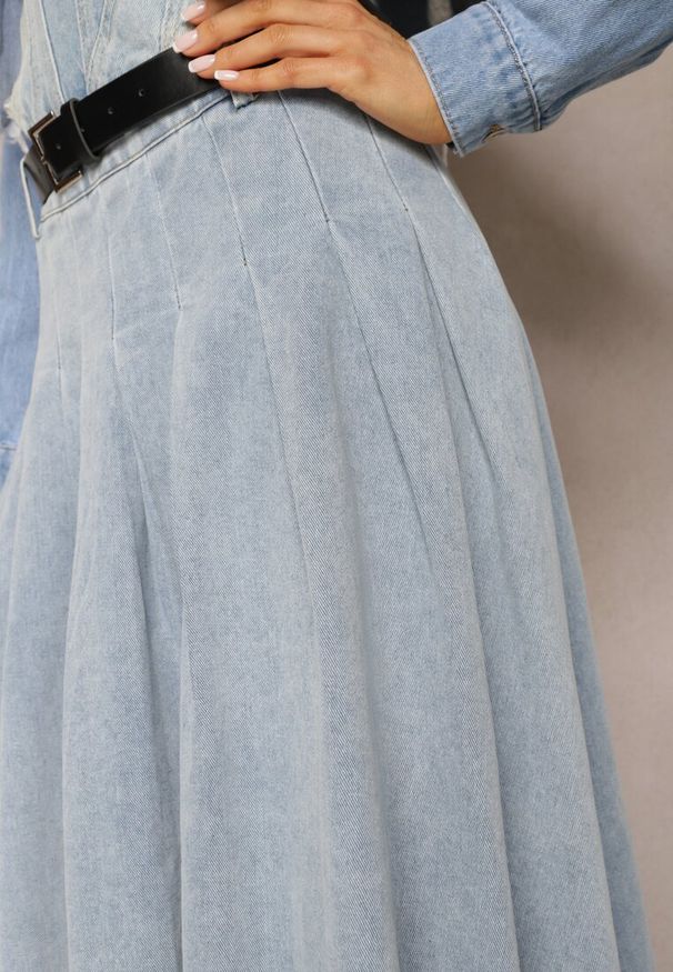 Renee - Jasnoniebieska Rozkloszowana Spódnica Jeansowa z Paskiem z Klamrą Varnie. Okazja: na uczelnię. Kolor: niebieski. Materiał: jeans