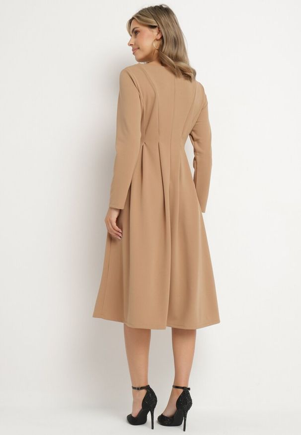 Born2be - Ciemnobeżowa Elegancka Sukienka Rozkloszowana Temarielis. Kolor: beżowy. Długość rękawa: długi rękaw. Typ sukienki: oversize, rozkloszowane. Styl: elegancki