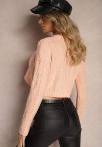 Renee - Jasnoróżowy Sweter o Krótkim Kroju z Ozdobnym Splotem Artoria. Okazja: na co dzień, do pracy. Kolor: różowy. Materiał: jeans. Długość: krótkie. Wzór: ze splotem. Styl: klasyczny, casual #3