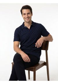 Męska Koszulka Polo z Dekoltem Bez Guzików - Brave Soul - Granatowa. Okazja: na co dzień. Typ kołnierza: polo. Kolor: niebieski. Materiał: elastan, poliester. Styl: casual #5