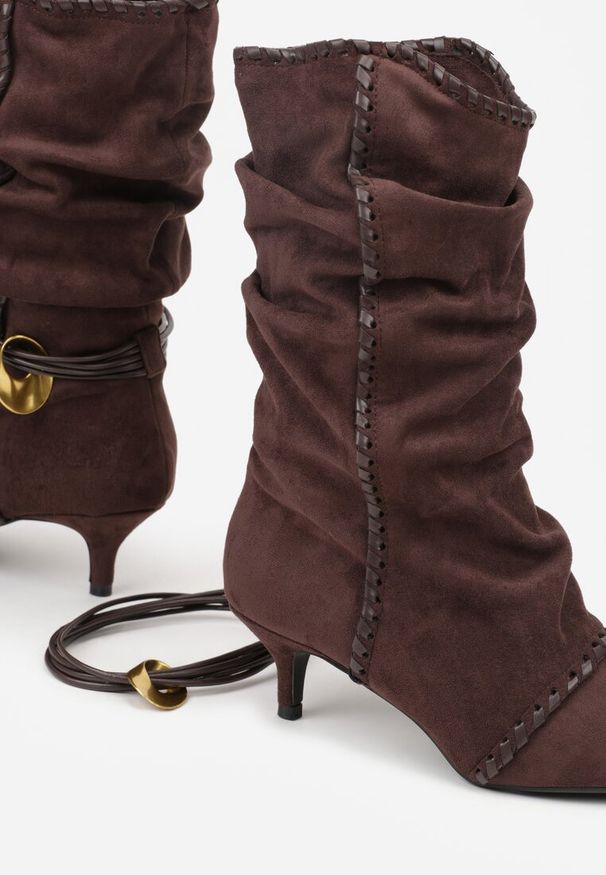 Born2be - Brązowe Marszczone Botki na Obcasie Typu Kaczuszka ze Sznurkiem i Ozdobą Avidvire. Okazja: na co dzień. Kolor: brązowy. Materiał: jeans. Wzór: aplikacja. Obcas: na obcasie. Styl: casual, elegancki. Wysokość obcasa: średni