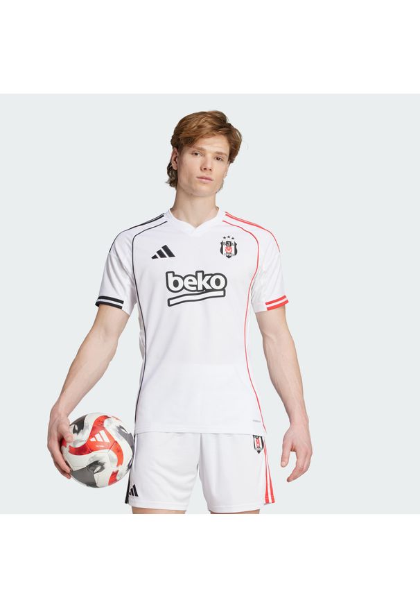 Adidas - Koszulka domowa Besiktasu 2025/26. Kolor: biały. Sport: piłka nożna