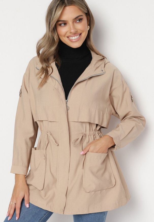 Born2be - Jasnobeżowa Kurtka Parka z Nieodpinanym Kapturem i Troczkiem w Pasie Mevarie. Okazja: na co dzień. Kolor: beżowy. Materiał: jeans. Wzór: aplikacja. Styl: casual, sportowy