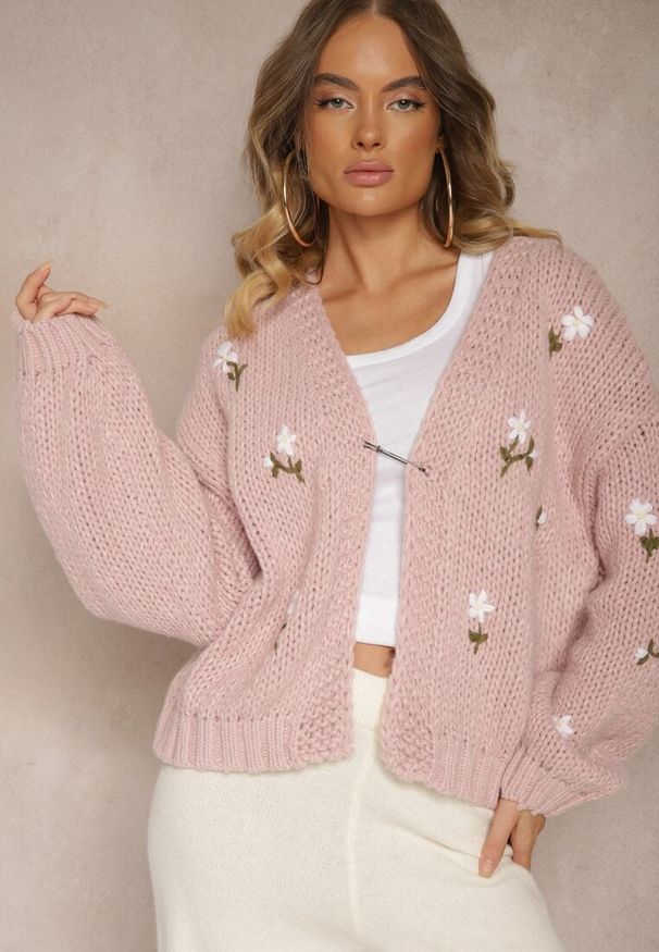 Renee - Różowy Kardigan w Kwiatowe Aplikacje z Zapięciem na Elegancką Agrafkę Patista. Okazja: do pracy, na co dzień. Kolor: różowy. Materiał: bawełna. Wzór: aplikacja, kwiaty. Styl: elegancki