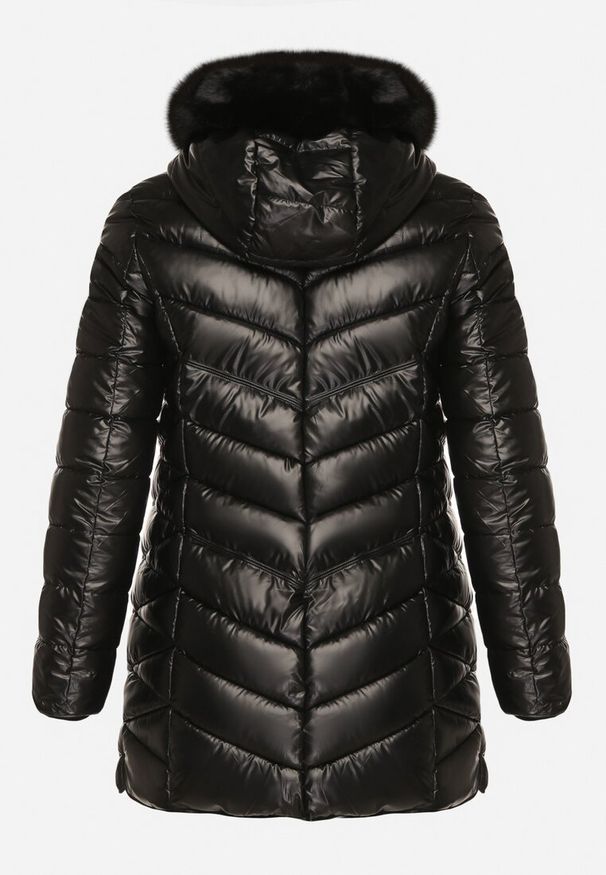 Born2be - Czarna Pikowana Kurtka z Kapturem z Futerkiem Zorria. Typ kołnierza: kaptur. Kolekcja: plus size. Kolor: czarny. Materiał: futro. Wzór: aplikacja