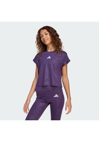 Adidas - Koszulka All Sports Animal Print Crop. Kolor: fioletowy, biały, wielokolorowy. Wzór: nadruk. Sport: joga i pilates