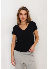 T-SHIRT KLARA CZARNY M - Flawless. Okazja: na co dzień. Typ kołnierza: dekolt w serek. Kolor: czarny. Materiał: elastan, bawełna. Sezon: lato. Styl: klasyczny, casual