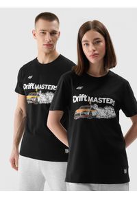 4f - 4F T-shirt regular z nadrukiem uniseks 4F x Drift Masters - czarny XXL. Okazja: na co dzień. Kolor: czarny. Materiał: dzianina, bawełna, jersey. Wzór: nadruk. Styl: klasyczny, sportowy, casual