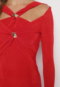 Born2be - Czerwona Długa Sukienka z Ozdobnym Dekoltem i Biżuteryjnymi Detalami Nerosha. Kolor: czerwony. Długość rękawa: długi rękaw. Styl: klasyczny, elegancki. Długość: maxi #6