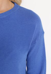 Born2be - Niebieski Sweter o Klasycznym Kroju z Okrągłym Dekoltem Kamalthea. Kolor: niebieski. Sezon: jesień, zima. Styl: klasyczny #5