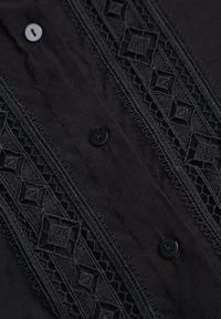 Renee - Czarna Koszula ze Stójką i Koronką Phaeninca. Okazja: na co dzień. Typ kołnierza: kołnierzyk stójkowy. Kolor: czarny. Materiał: koronka. Wzór: koronka. Styl: casual, elegancki #6