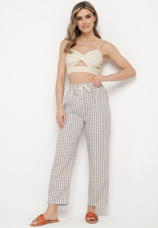 Born2be - Beżowo-Brązowe Spodnie w Geometryczny Print z Wysokim Stanem Lolla. Okazja: na randkę, na co dzień. Stan: podwyższony. Kolor: niebieski. Wzór: nadruk, geometria. Styl: casual, elegancki