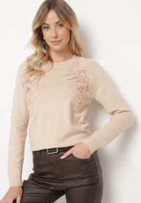 Born2be - Ciemnobeżowy Sweter z Koronkowymi Wstawkami z Bawełną Deriera. Okazja: na co dzień. Kolor: beżowy. Materiał: koronka, bawełna. Długość rękawa: długi rękaw. Długość: długie. Wzór: aplikacja. Styl: klasyczny, casual, elegancki